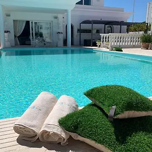 https://white-house-luxury-hospitality.in-sardinia.net